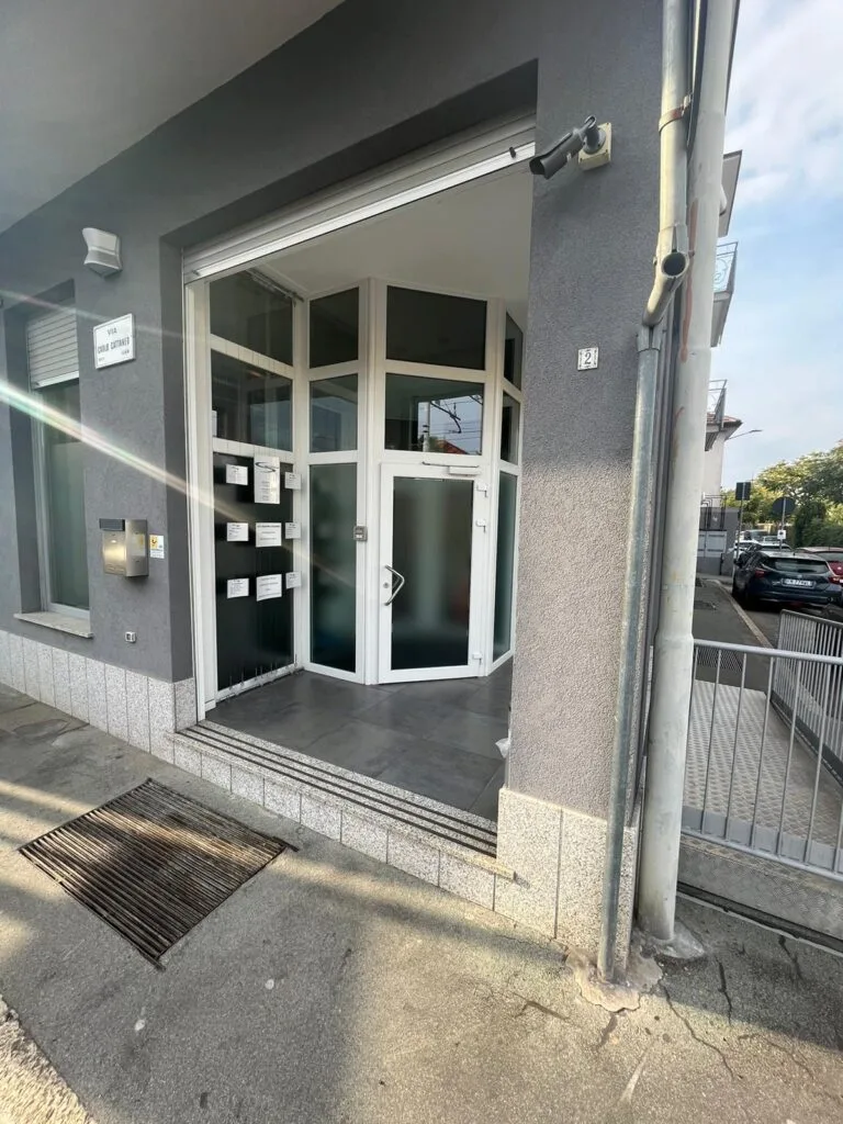 L’ingresso dello studio in via Carlo Cattaneo 2 a Legnano