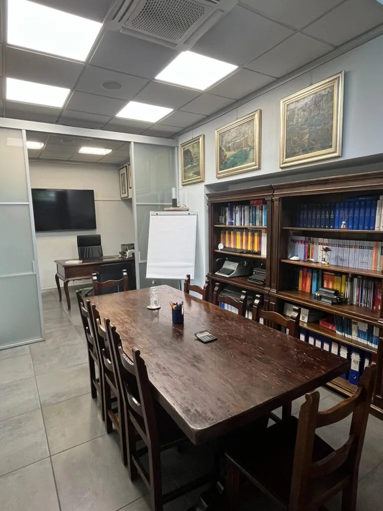 La sala con biblioteca e tavolo per gli incontri di Studio Con.Tec a Legnano